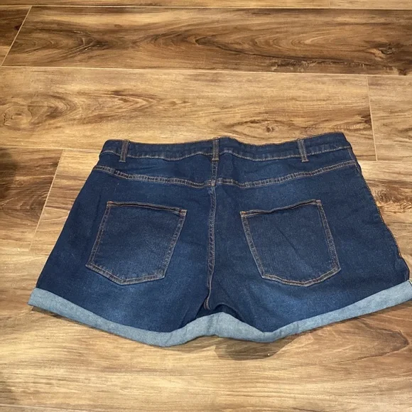 Serra Stretchy rolled up dark denim shorts - Picture 3 of 3